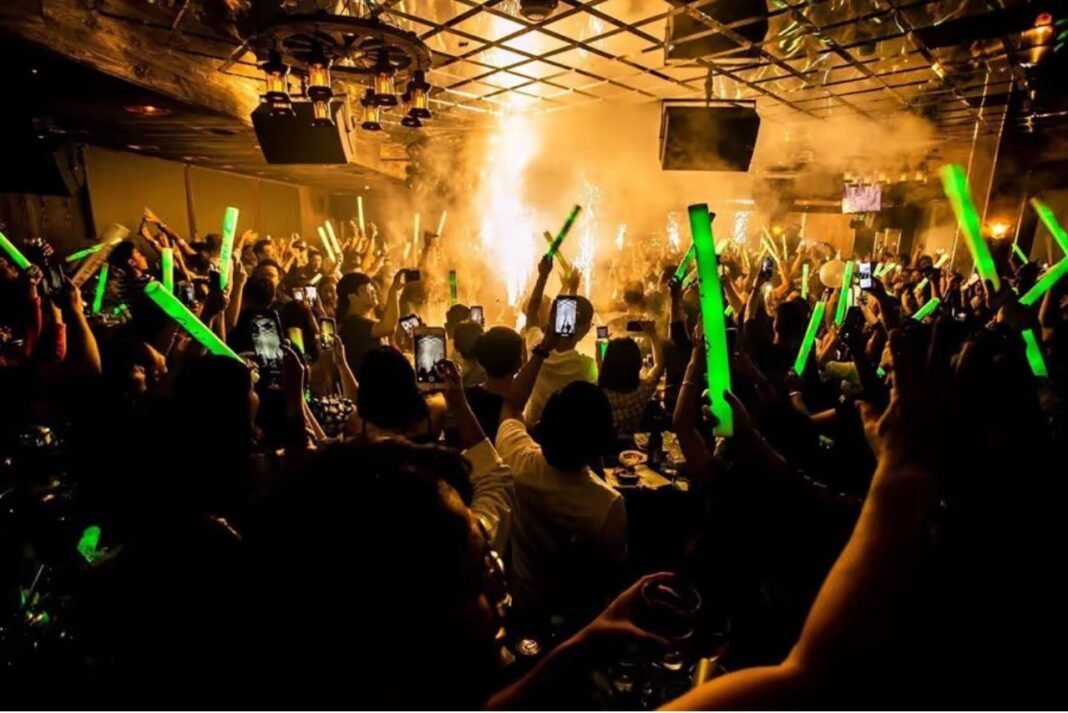 다낭 클럽 시끄러운 일렉트로닉 음악으로 매료시키는 인기 있는 클럽 “골든 파인 펍(Golden Pine Pub)”