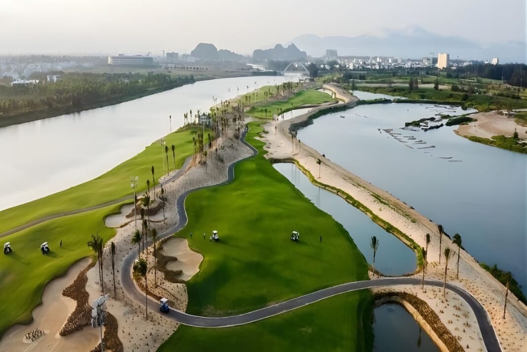 다낭 골프 해안에 위치한 호이아나쇼어 전경 사진 이미지