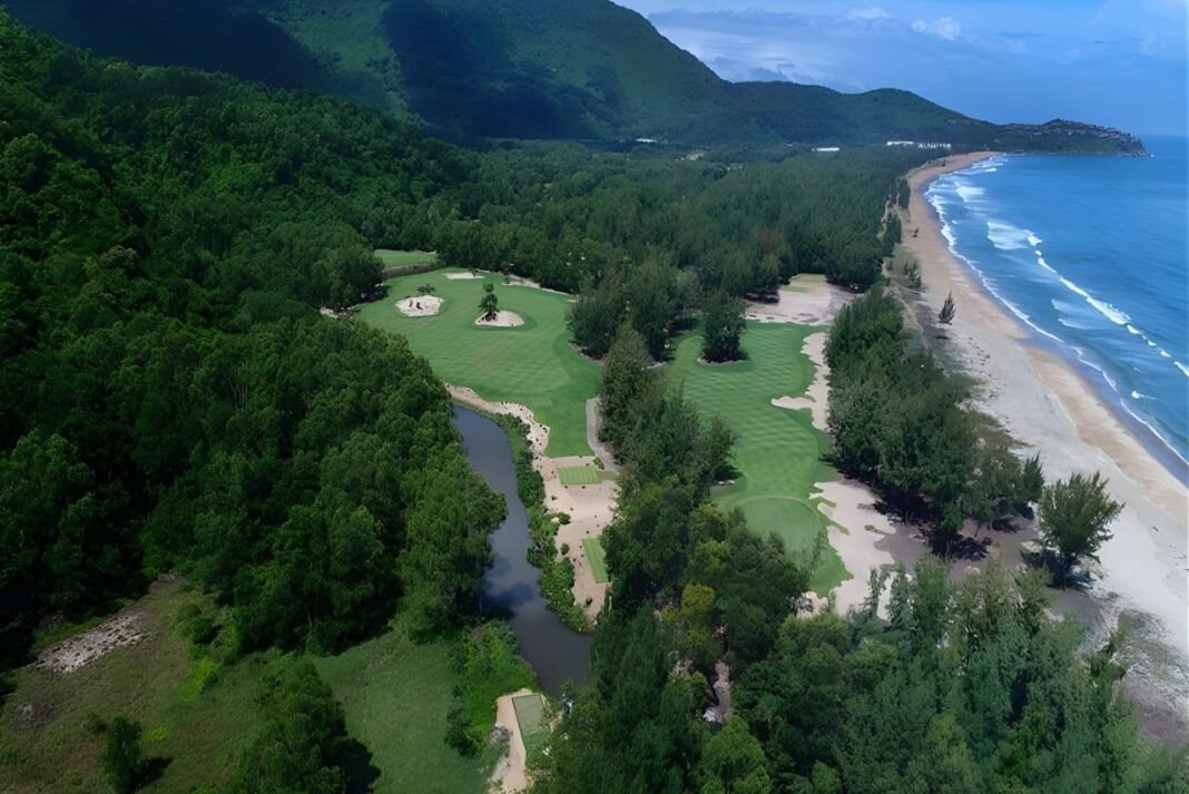 다낭 골프 닉팔도가 설계하고 깨끗한 해안가와 열대우림의 아름다운 자연 배경인 “라구나 골프 클럽”
