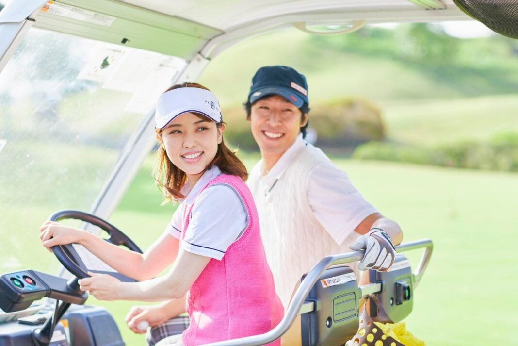 골프장 카트에서 이동중인 남여 골퍼 이미지 사진