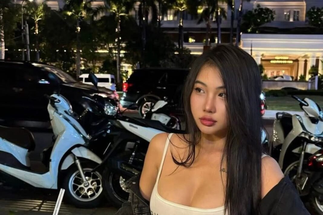 길거리 오토바이 배경 탱크탑 입은 소녀 이미지