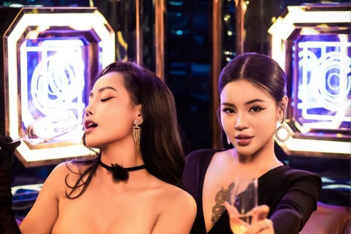 술을 권하는 두명의 여자 이미지 사진