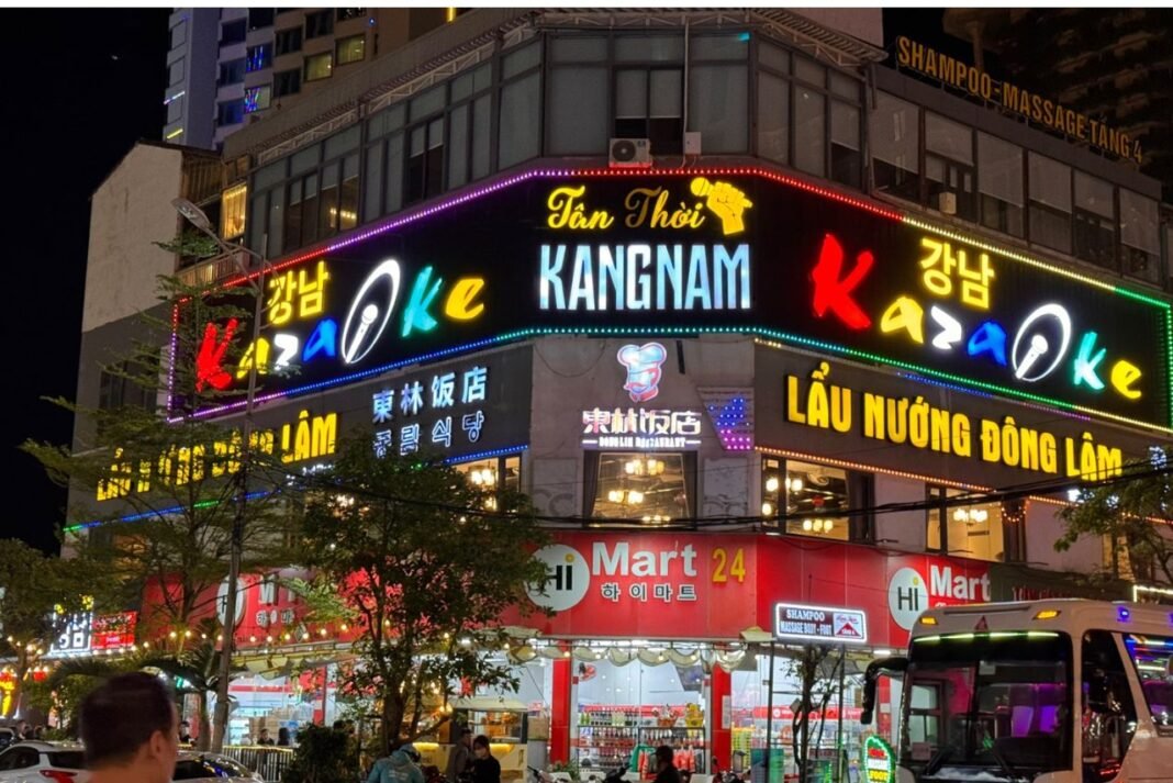 다낭 강남가라오케 전경 및 간판 사진 이미지