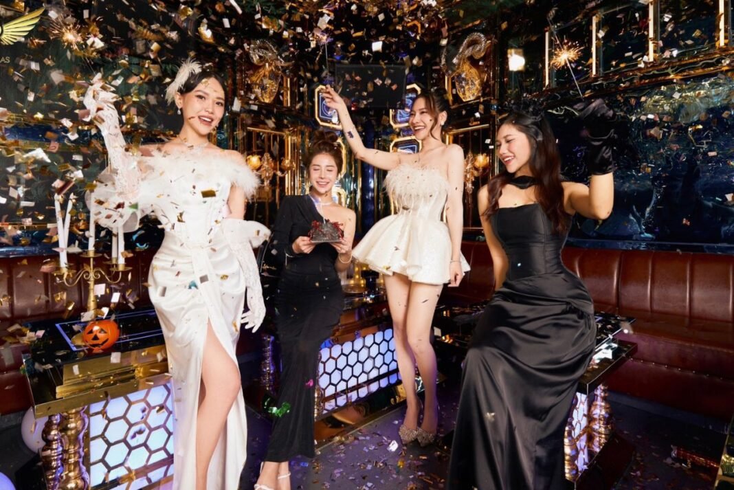 다낭 가라오케 클럽의 여자 4명 환호하는 사진 이미지