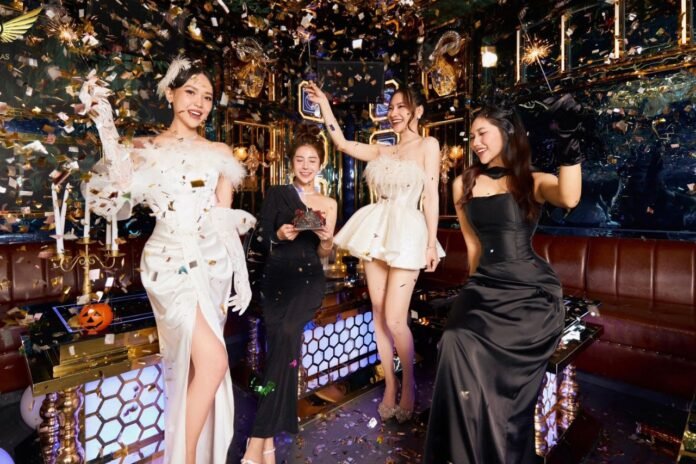 다낭 가라오케 클럽의 여자 4명 환호하는 사진 이미지